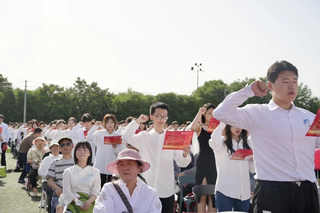 十八岁，我们来了！ 这场成人礼暨毕业典礼，仪式感满满！
