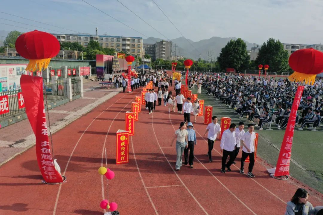十八岁，我们来了！ 这场成人礼暨毕业典礼，仪式感满满！