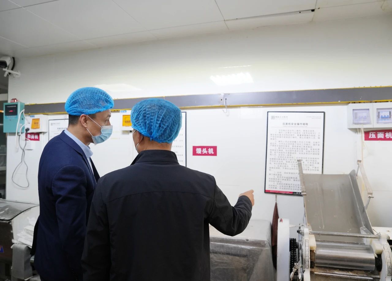 长安区教育局检查组莅临我校检查指导食品安全及传染病防控等工作