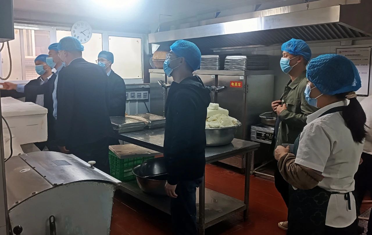 长安区教育局检查组莅临我校检查指导食品安全及传染病防控等工作