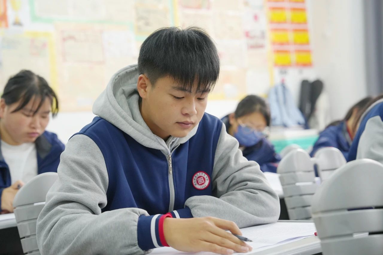博雅“拍了拍”你，说：期中检测来啦！