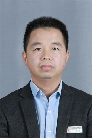 班主任、化学教师：王飞