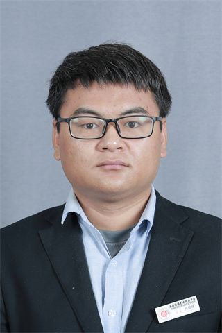 物理教师、班主任：闫冠林
