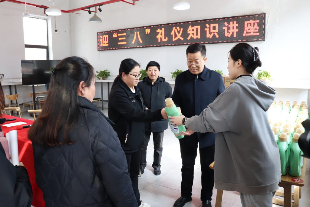 致每一位绽放芳华的女性 | 我校举办“庆三八·关爱女职工”活动