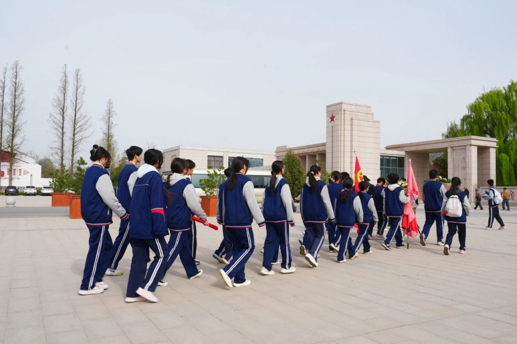 传承红色基因 缅怀革命先烈 | 我校开展党建带团建“清明祭英烈”主题党团日活动