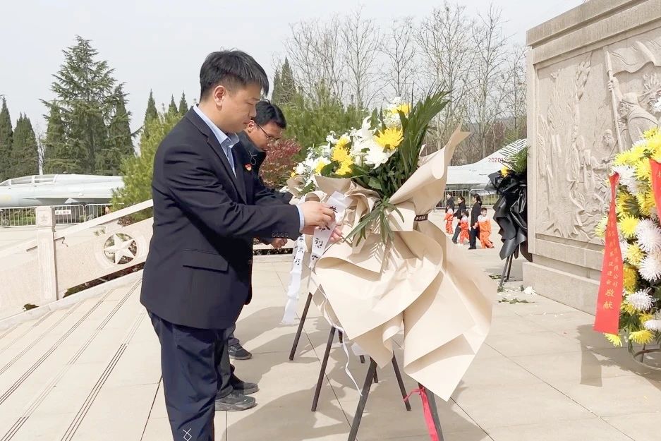 传承红色基因 缅怀革命先烈 | 我校开展党建带团建“清明祭英烈”主题党团日活动