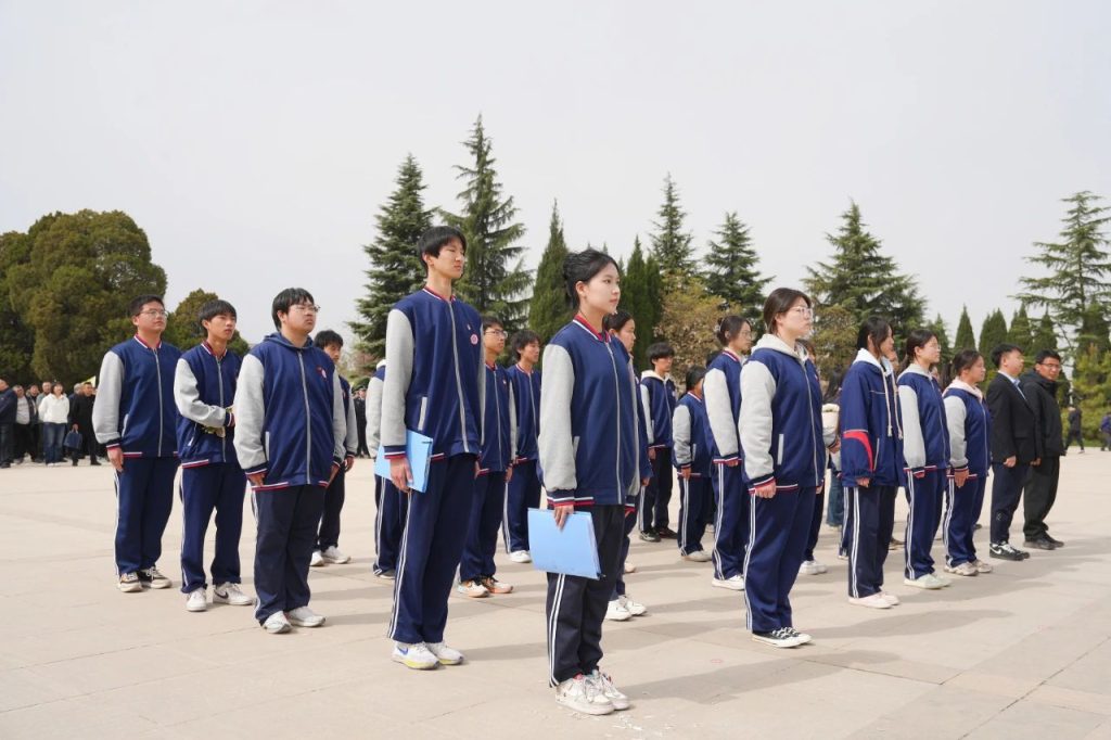 传承红色基因 缅怀革命先烈 | 我校开展党建带团建“清明祭英烈”主题党团日活动