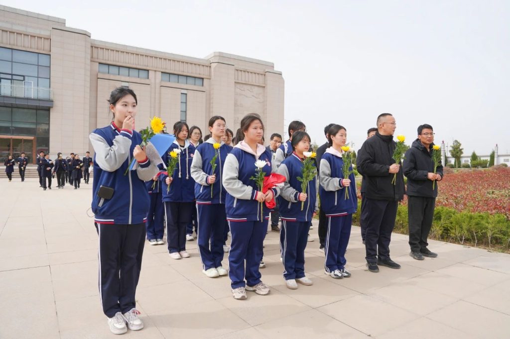 传承红色基因 缅怀革命先烈 | 我校开展党建带团建“清明祭英烈”主题党团日活动