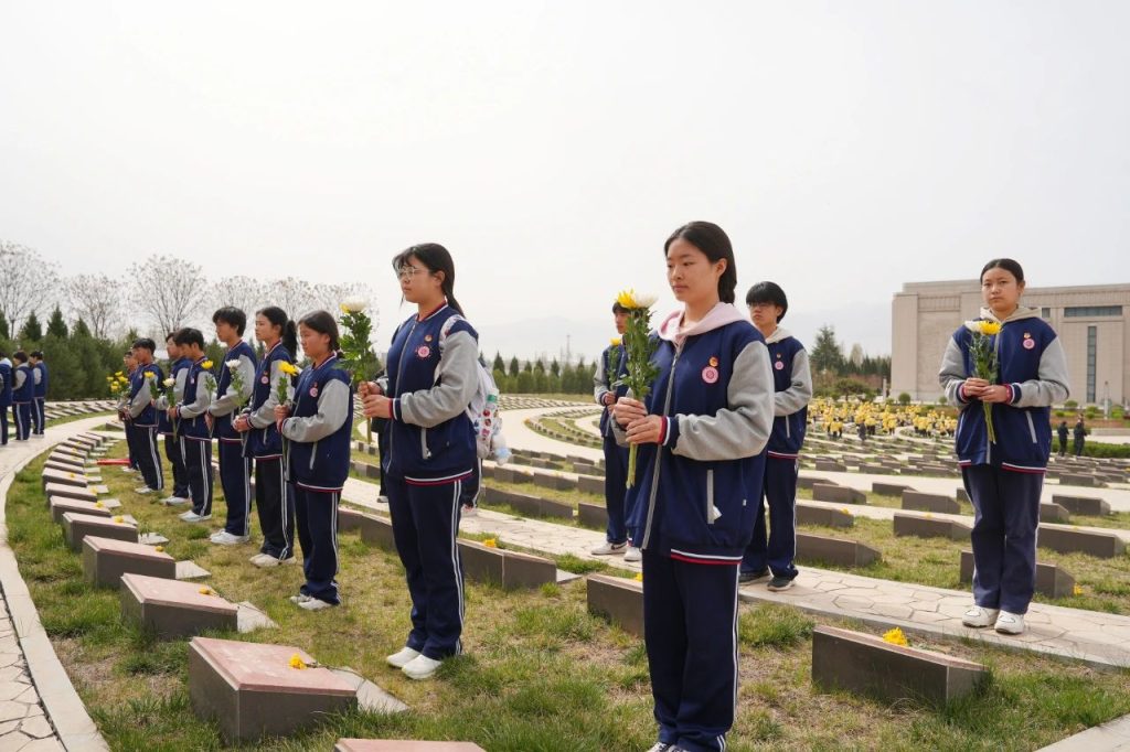 传承红色基因 缅怀革命先烈 | 我校开展党建带团建“清明祭英烈”主题党团日活动