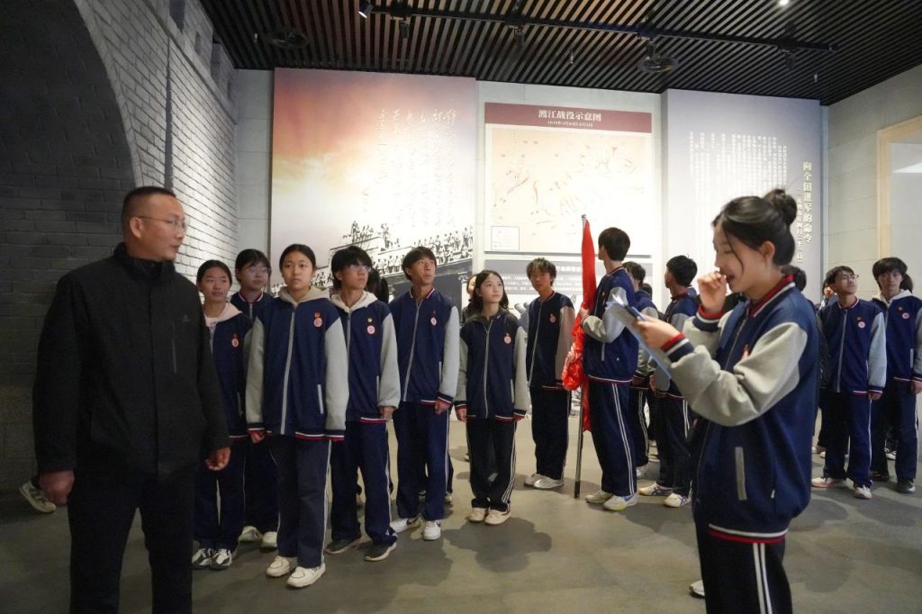 传承红色基因 缅怀革命先烈 | 我校开展党建带团建“清明祭英烈”主题党团日活动