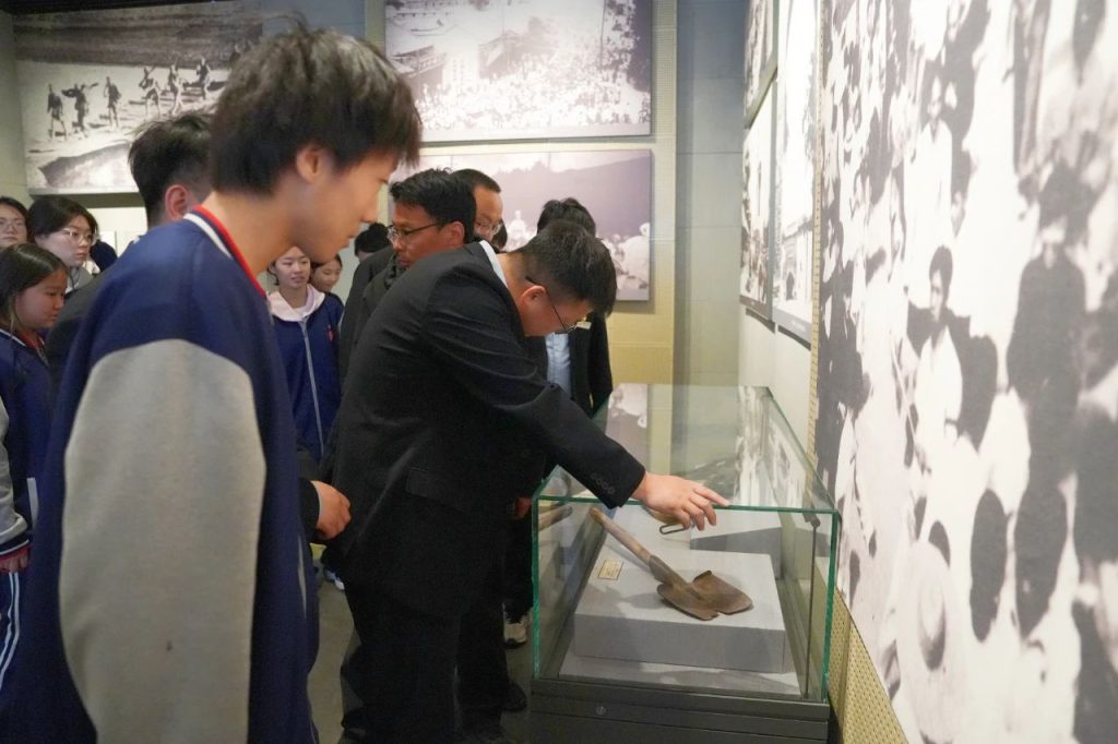 传承红色基因 缅怀革命先烈 | 我校开展党建带团建“清明祭英烈”主题党团日活动