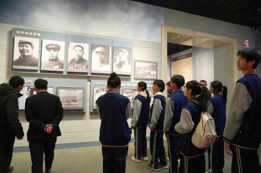传承红色基因 缅怀革命先烈 | 我校开展党建带团建“清明祭英烈”主题党团日活动