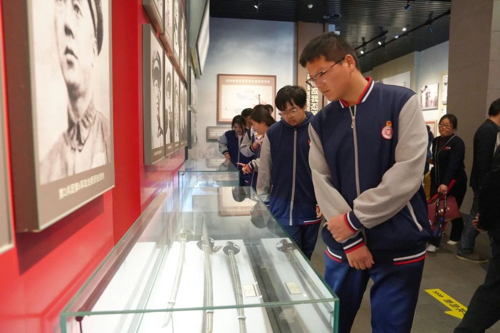 传承红色基因 缅怀革命先烈 | 我校开展党建带团建“清明祭英烈”主题党团日活动