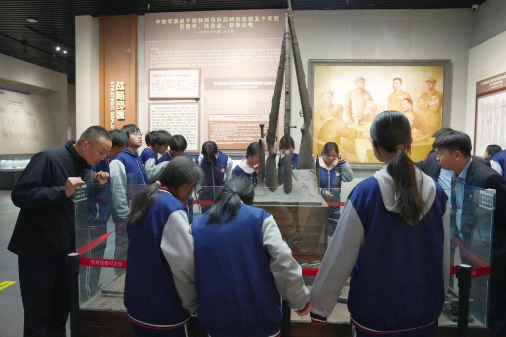 传承红色基因 缅怀革命先烈 | 我校开展党建带团建“清明祭英烈”主题党团日活动