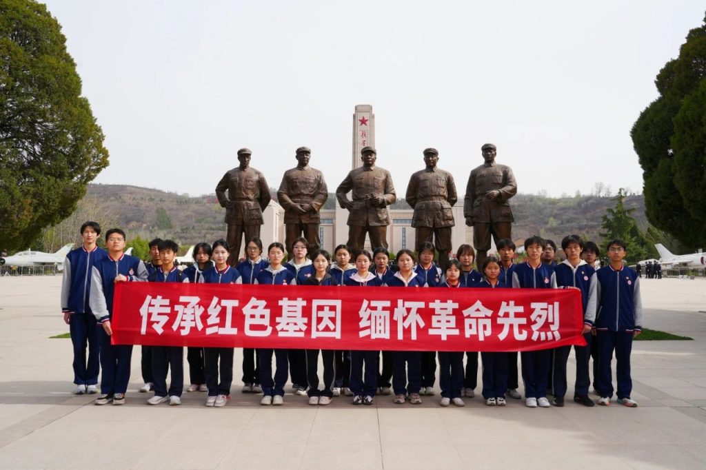传承红色基因 缅怀革命先烈 | 我校开展党建带团建“清明祭英烈”主题党团日活动