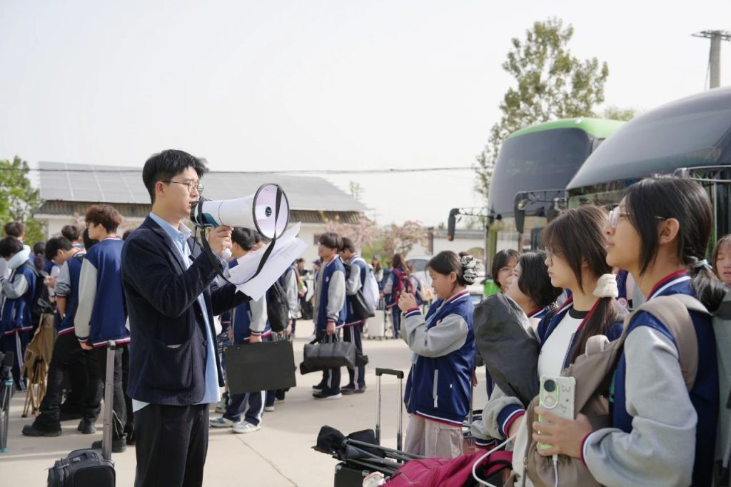 【启程秦岭·寻迹乡野】​——西安博雅艺术职业高中写生首日纪实：以自然为师，定格秦岭印象