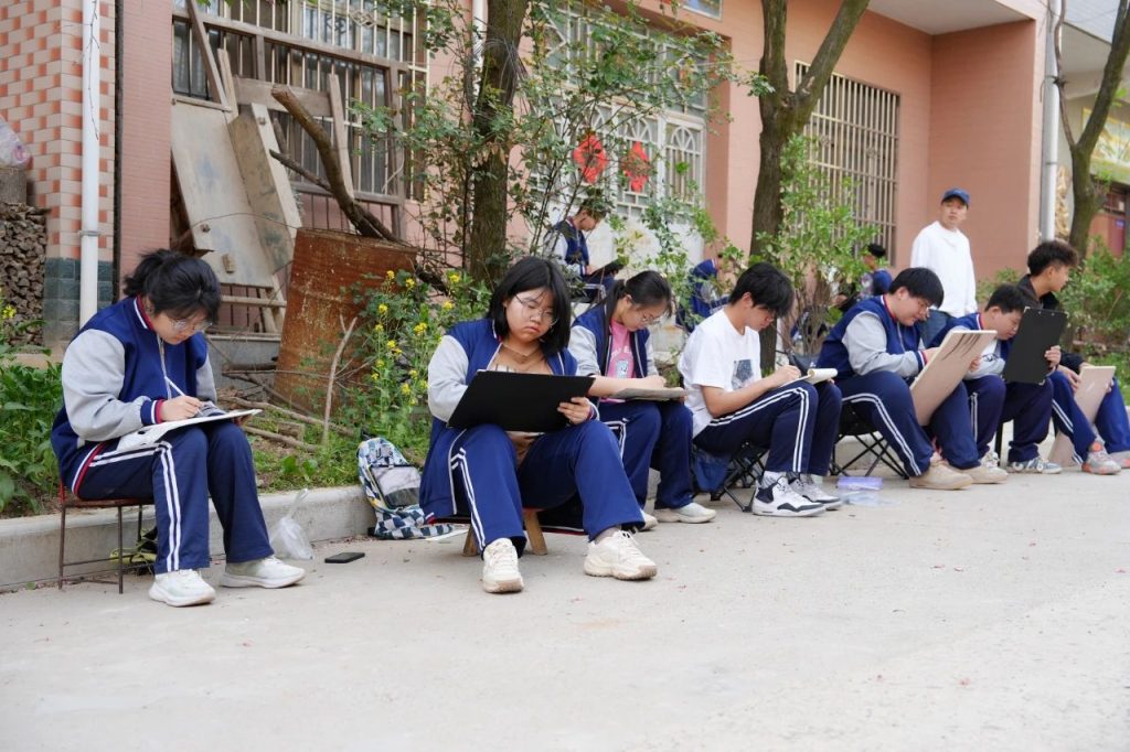 【寻色秦岭·艺文共生】​——写生日记：在鲍旗寨的晨雾暮霭中捕捉乡土美学基因