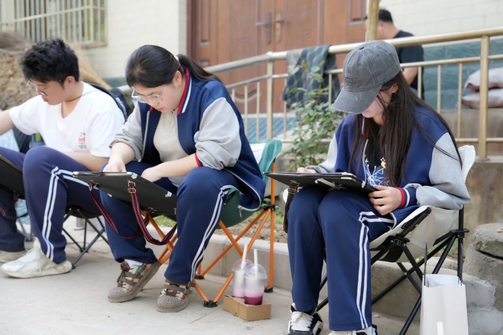【寻色秦岭·艺文共生】​——写生日记：在鲍旗寨的晨雾暮霭中捕捉乡土美学基因