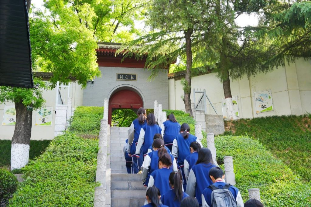 从诗圣精神到青春誓言：西安博雅艺术职业高中师生赴杜甫纪念馆举行入团仪式