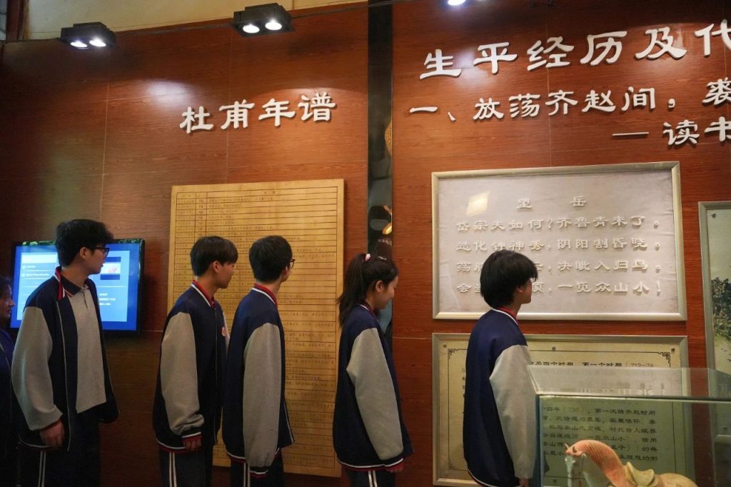 从诗圣精神到青春誓言：西安博雅艺术职业高中师生赴杜甫纪念馆举行入团仪式