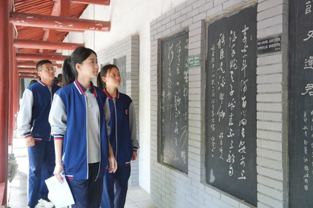 从诗圣精神到青春誓言：西安博雅艺术职业高中师生赴杜甫纪念馆举行入团仪式
