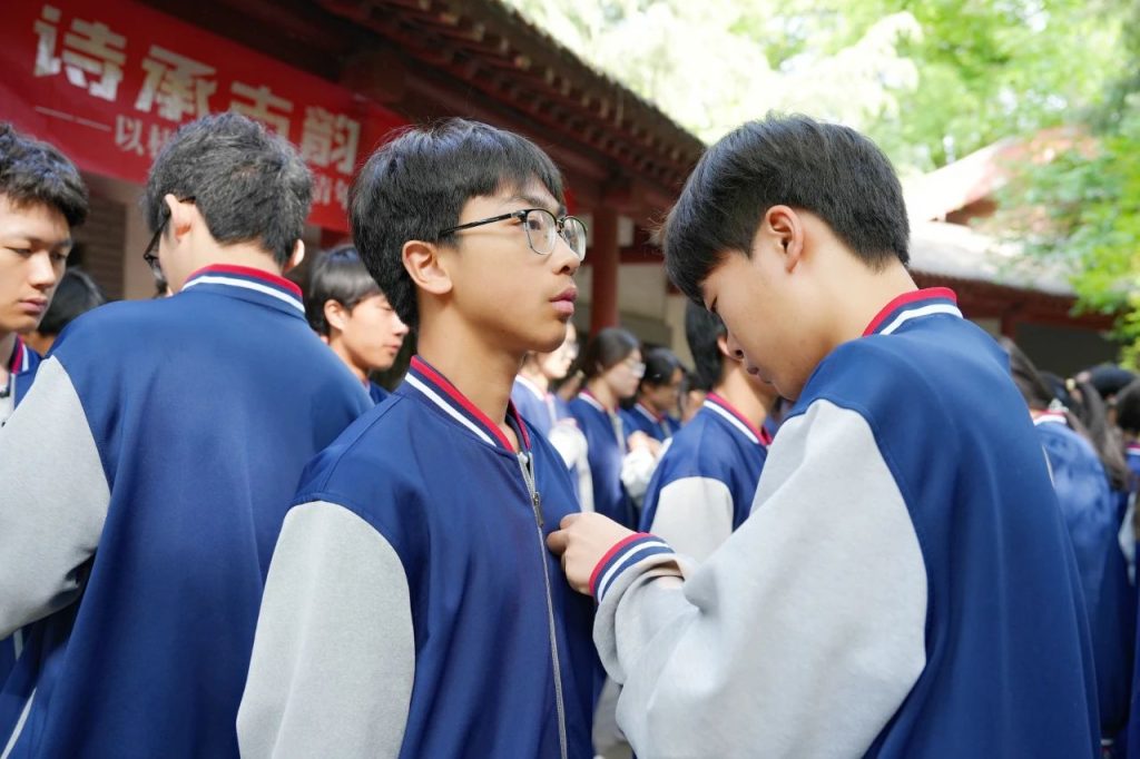 从诗圣精神到青春誓言：西安博雅艺术职业高中师生赴杜甫纪念馆举行入团仪式