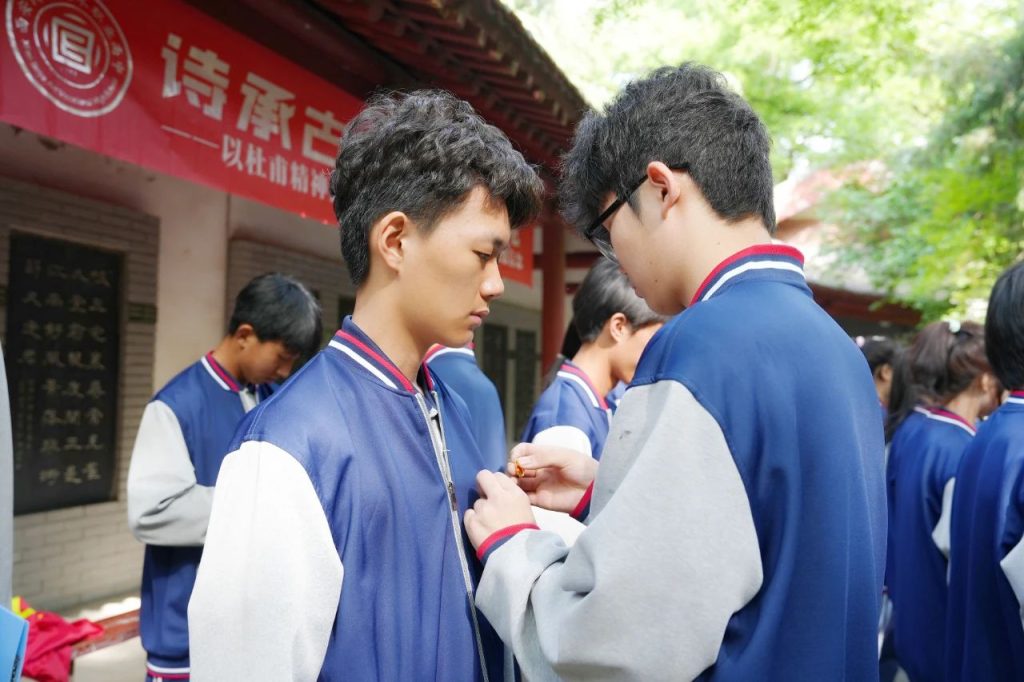 从诗圣精神到青春誓言：西安博雅艺术职业高中师生赴杜甫纪念馆举行入团仪式