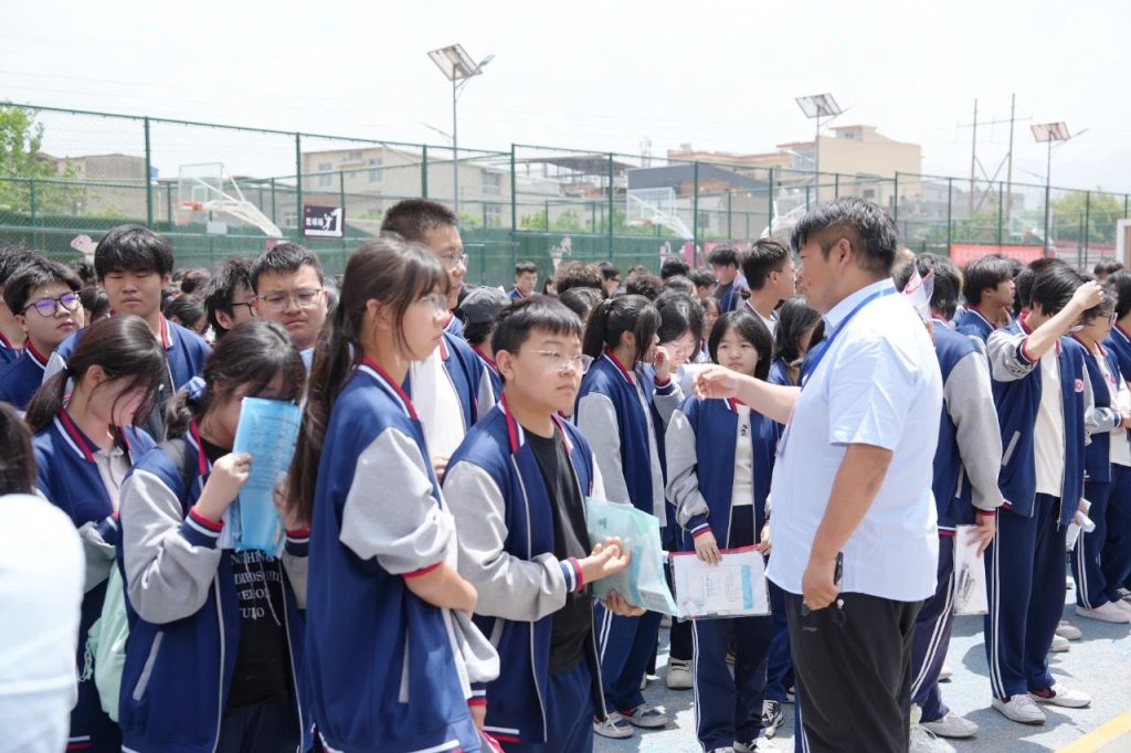 青春的战场，我们并肩同行！西安博雅艺术职业高中学考送考纪实