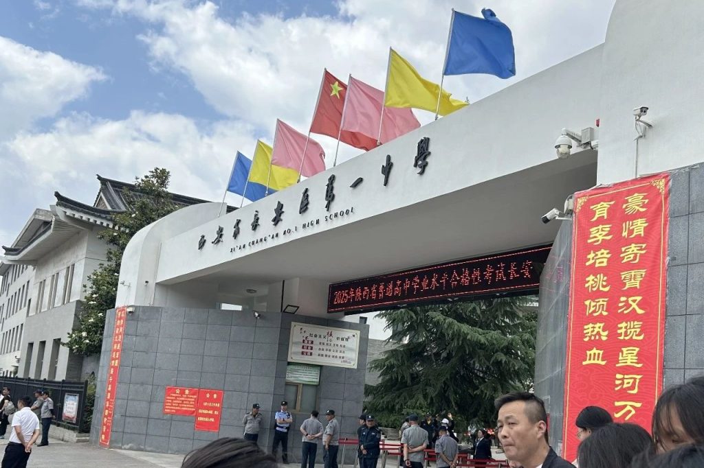 青春的战场，我们并肩同行！西安博雅艺术职业高中学考送考纪实