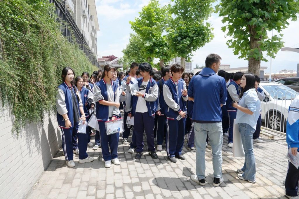 青春的战场，我们并肩同行！西安博雅艺术职业高中学考送考纪实