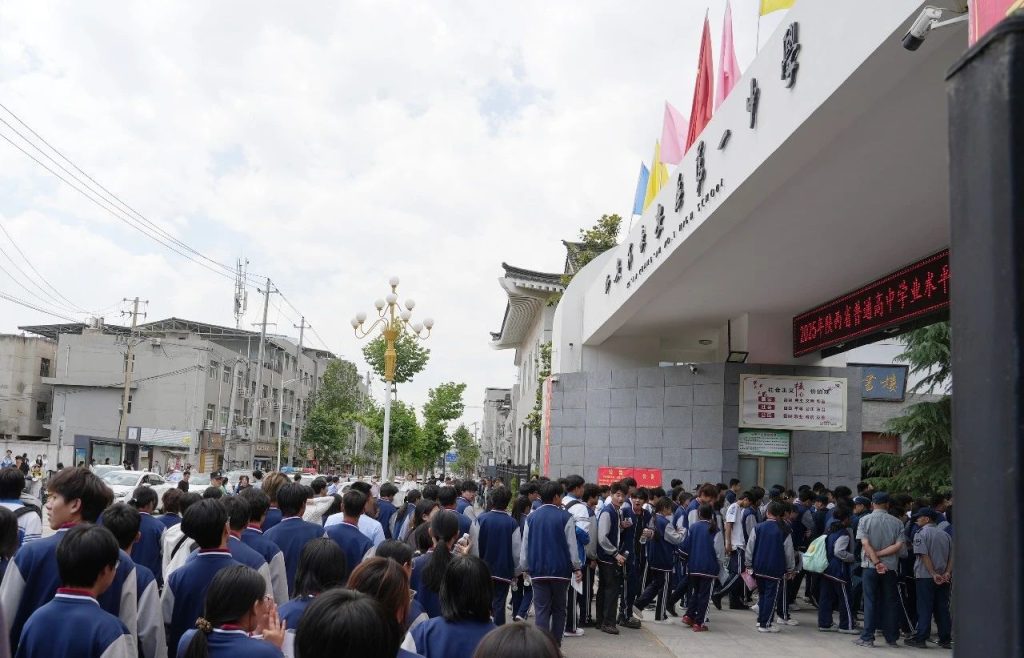青春的战场，我们并肩同行！西安博雅艺术职业高中学考送考纪实
