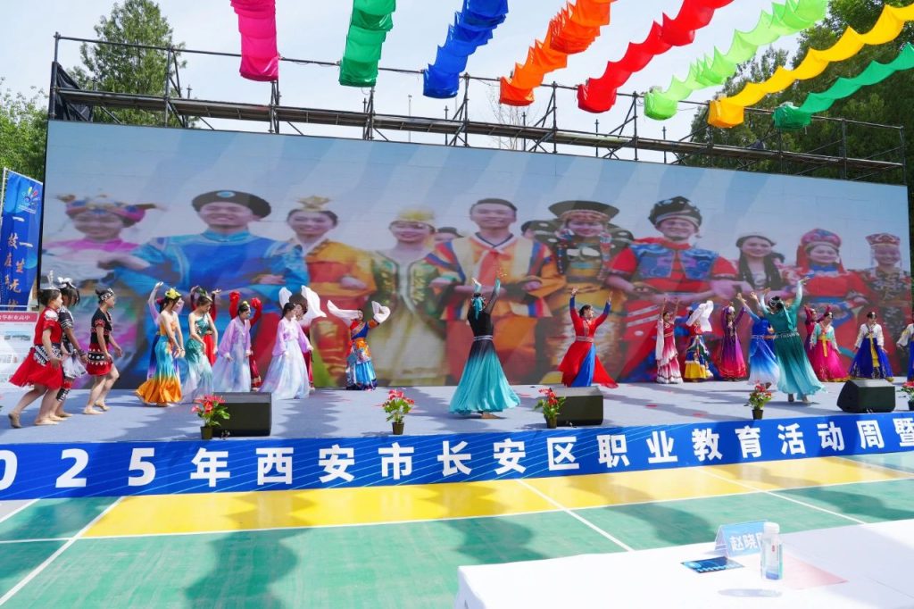 职教周启幕！我校以“非遗+歌舞”立体展演，彰显技能与美育融合新范式