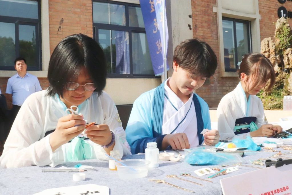 职教周启幕！我校以“非遗+歌舞”立体展演，彰显技能与美育融合新范式