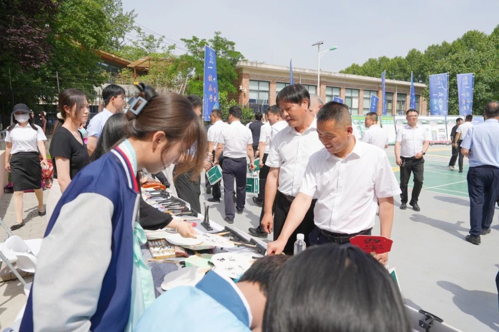 职教周启幕！我校以“非遗+歌舞”立体展演，彰显技能与美育融合新范式