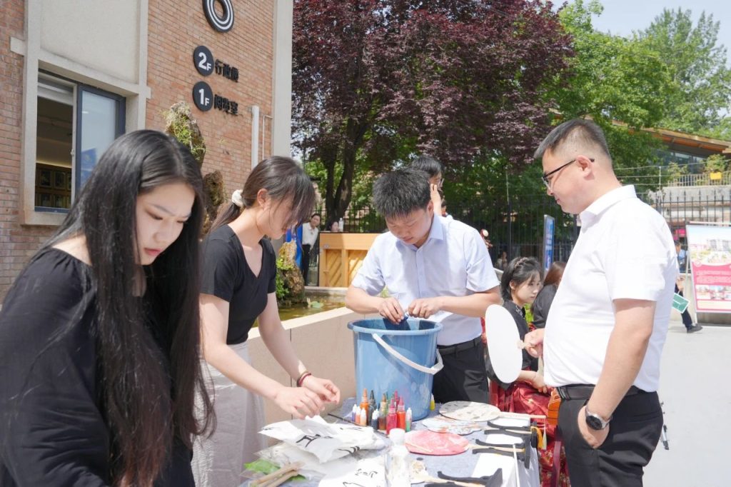 职教周启幕！我校以“非遗+歌舞”立体展演，彰显技能与美育融合新范式