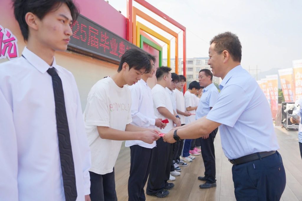 青春不谢幕，梦想再起航 | 西安博雅艺术职业高中2025届毕业典礼暨成人礼