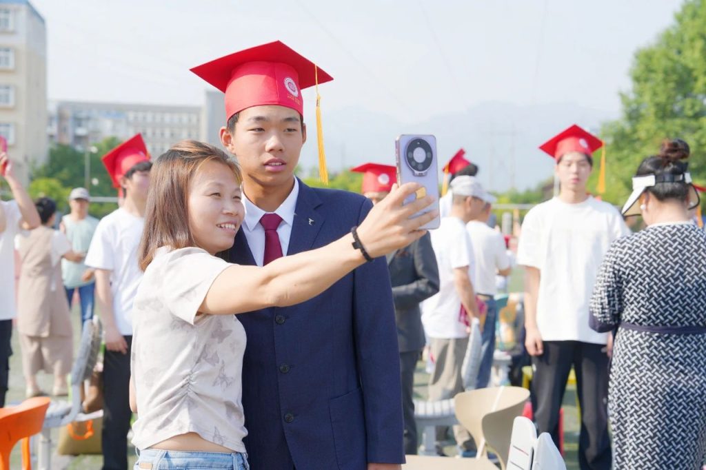 青春不谢幕，梦想再起航 | 西安博雅艺术职业高中2025届毕业典礼暨成人礼