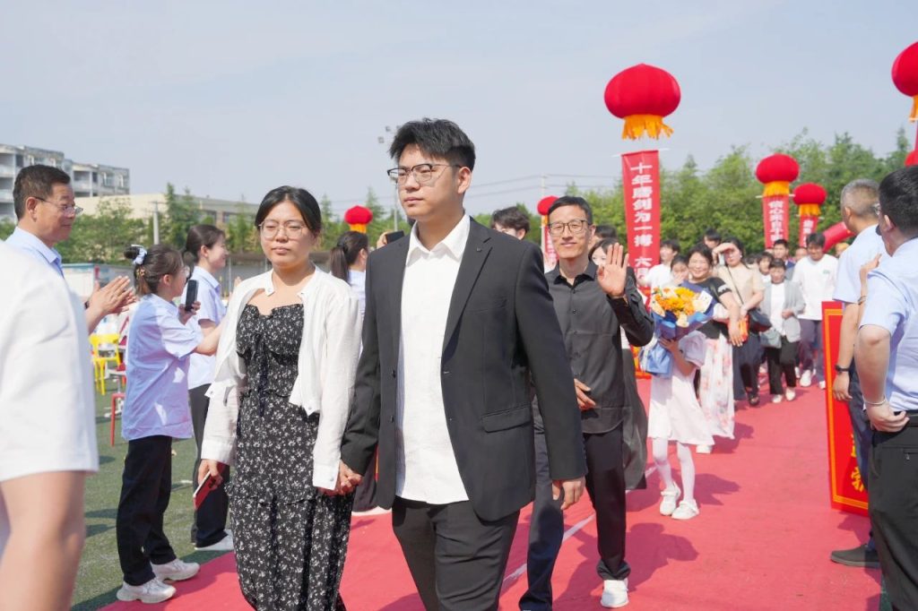 青春不谢幕，梦想再起航 | 西安博雅艺术职业高中2025届毕业典礼暨成人礼