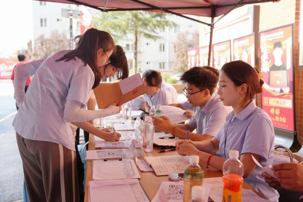 西安博雅艺术职业高中的开学叙事诗：老生笔记上的续写，新生书包里的期待