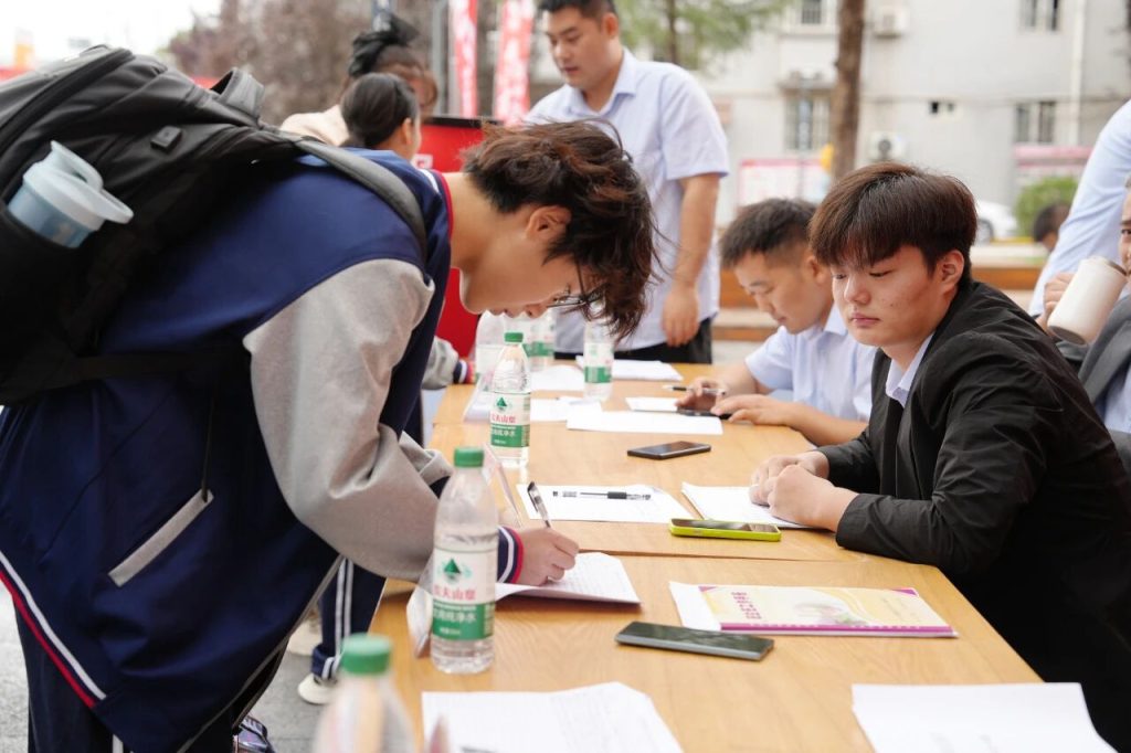 西安博雅艺术职业高中的开学叙事诗：老生笔记上的续写，新生书包里的期待