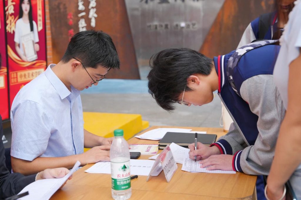 西安博雅艺术职业高中的开学叙事诗：老生笔记上的续写，新生书包里的期待