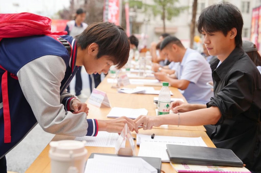 西安博雅艺术职业高中的开学叙事诗：老生笔记上的续写，新生书包里的期待