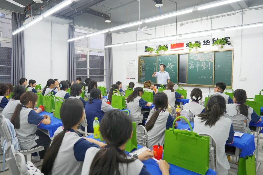 西安博雅艺术职业高中的开学叙事诗：老生笔记上的续写，新生书包里的期待