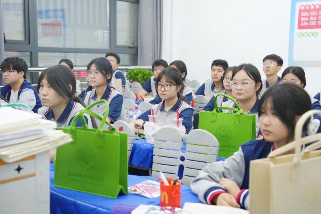 西安博雅艺术职业高中的开学叙事诗：老生笔记上的续写，新生书包里的期待