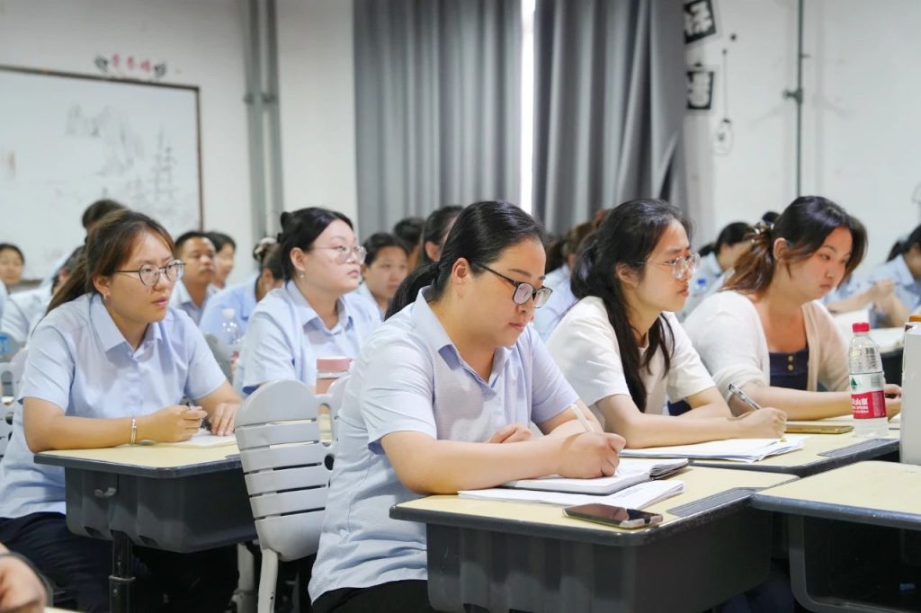 拥抱“新”变化，共谋“新”发展丨新时代新课标背景下的开学培训