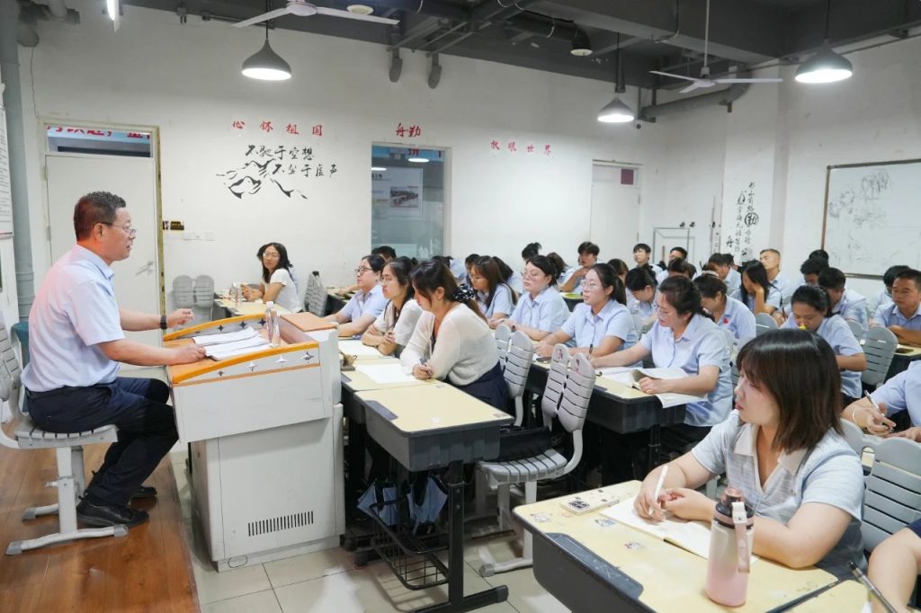 拥抱“新”变化，共谋“新”发展丨新时代新课标背景下的开学培训