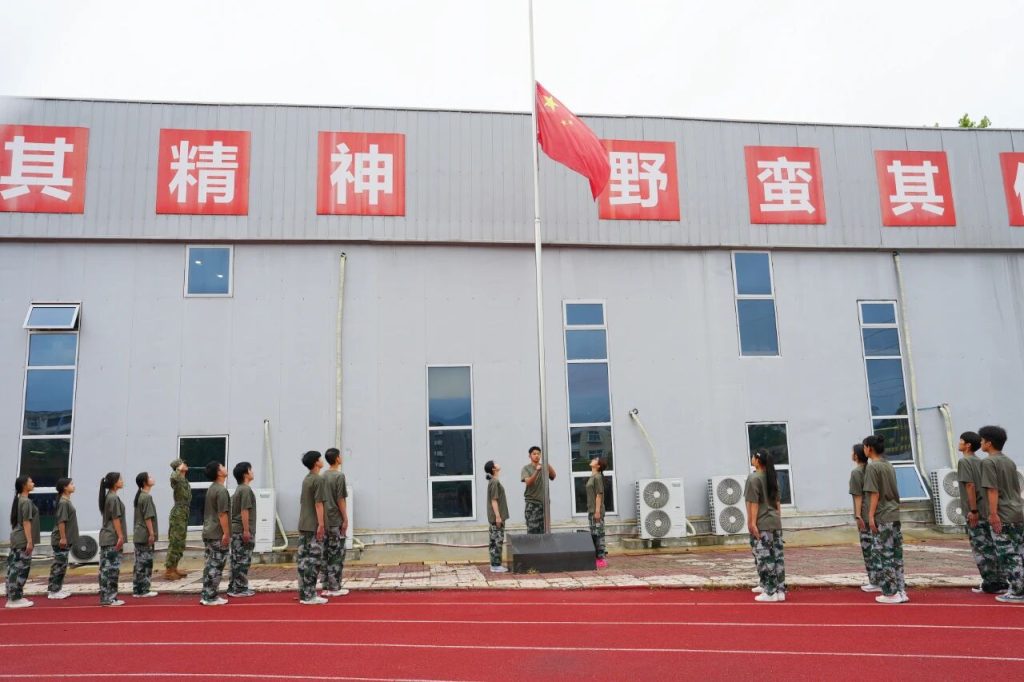 迷彩青春展锋芒！西安博雅艺术职业高中2025级新生军训汇演超燃来袭