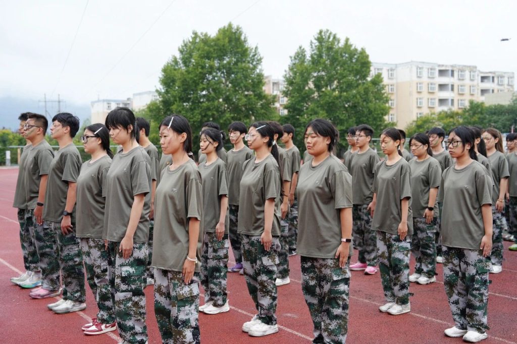 迷彩青春展锋芒！西安博雅艺术职业高中2025级新生军训汇演超燃来袭