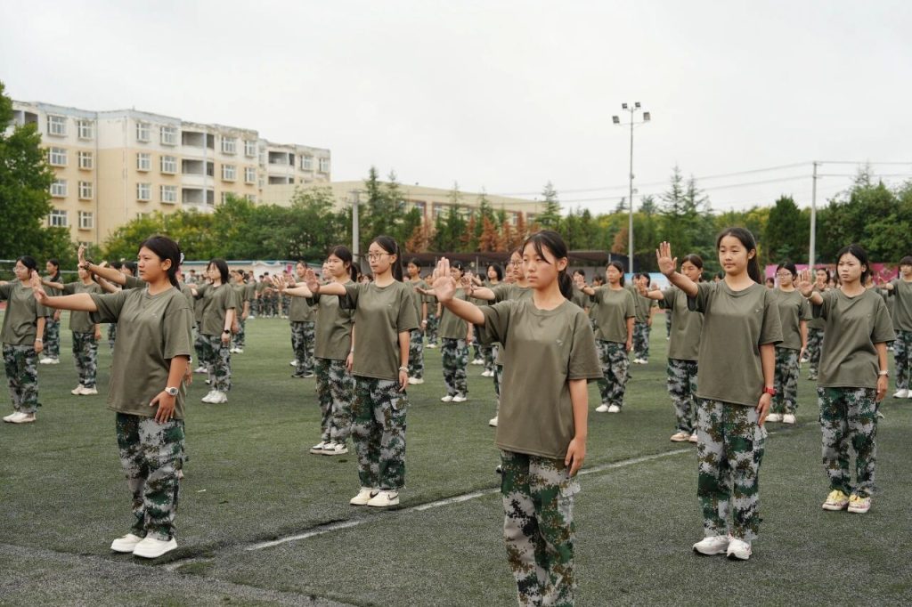 迷彩青春展锋芒！西安博雅艺术职业高中2025级新生军训汇演超燃来袭