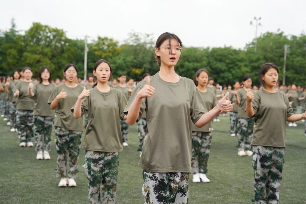 迷彩青春展锋芒！西安博雅艺术职业高中2025级新生军训汇演超燃来袭